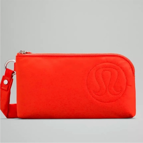 NWT LULULEMON NOW AND ALWAYS WRISTLET POUCHETTE PUFFY-AUTUMN RED - Picture 1 of 12